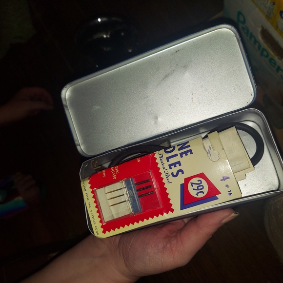 Vintage Black Sewing Machine - Picture 3 of 5